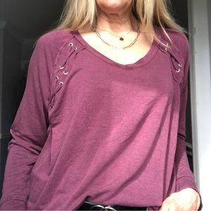 “Mudd” brand v-nk top w/grommet criss-cross raglan slv & raw edge - jr size L